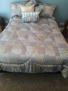 Queen size bedding with 7 pillows