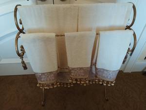 Towel rack with towels