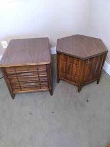 (2) Vintage End Tables 26.25 X 21....