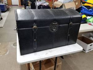 lot 5 image: Leather Trunk 28Lx16Wx27H