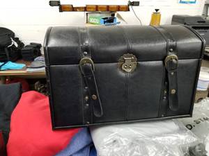 lot 7 image: Leather Trunk 19Lx11Wx12H