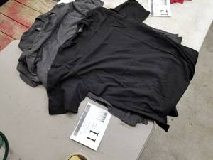 lot 11 image: Lot of ( 5 ) District T-Shirts X-Small
