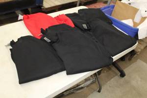 lot 92 image: Lot of ( 6 ) Gildan Sweatshirts Large