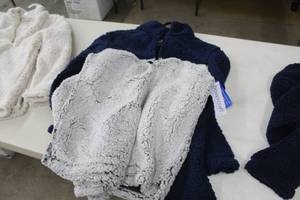 lot 162 image: Lot of ( 2 ) Boxercraft 14 Zip Up Sherpa Jackets Medium BlueWhite