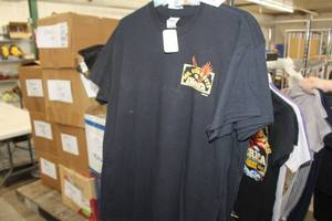 lot 922 image: Lot of ( 5 ) T-Shirts Large Black with logo Support Gun Rights