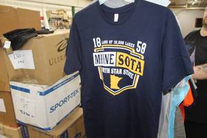lot 925 image: Lot of ( 6 ) T-Shirts Medium with logo Minnesota