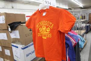 lot 934 image: Lot of ( 8 ) Childrens T-Shirts Small Orange with logo Minnesota