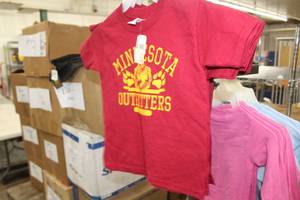 lot 943 image: Lot of ( 7 ) Childrens T-Shirts X-Small Red with logo Minnesota