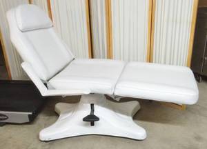 MSRP $800 Massage Chair Table Hydraulic Height Pump, Multi-AdjustablePurpose for Massage, Spa, Tattoo, Facial Care, Waxing - 500lb Capacity Great Working Condition Comes With Detachable Arms &amp Base Is Super Heavy To Prevent Tipping