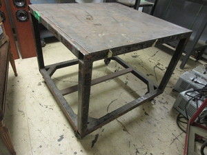 lot 304 image: HEAVY-DUTY METAL CART