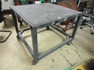 lot 306 image: HEAVY-DUTY METAL CART