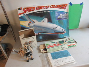lot 102 image: SPACE SHUTTLE COLUMBIA, JUMPING MOBILE, MODEL PLANE KITS