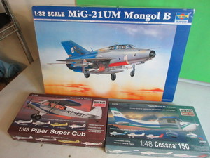 lot 104 image: TRUMPETER MONGOL B AND MINICRAFT MODEL KITS