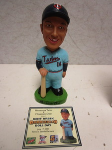 lot 117 image: KENT HRBECK MINNESOTA TWINS BOBBLEHEAD, W AUTHENTIC COMMEMORATIVE CARD