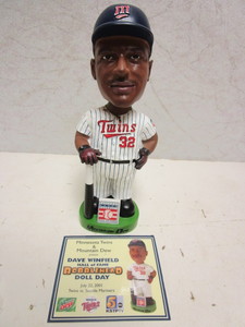lot 119 image: DAVE WINFIELD MINNESOTA TWINS HALL OF FAME BOBBLEHEAD DOLL, W AUTHENTIC COMMEMORATIVE CARD