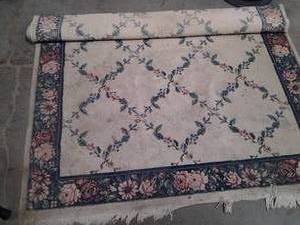 Large 5x 7.5 floral area rug. Cou...