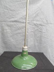 lot 22 image: VINTAGE GREEN ENAMEL BARN LIGHT