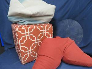 lot 33 image: PILLOW  TABLE LOT