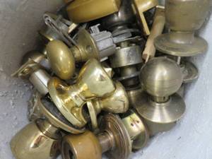 lot 37 image: MISC BRASS DOOR KNOBS, AND PLATES