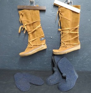 lot 60 image: MUKLUKS