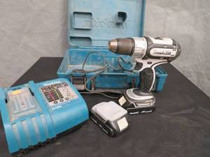 lot 78 image: 18 V MAKITA DRILL WITH CASE