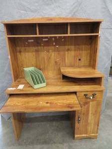 lot 132 image: SMALL CUTE COMPUTER DESK