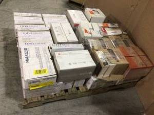 mix pallet of flooring (various sizes and models) see all pictures (count of 40)