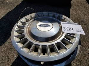 lot 365 image: Lot of (5) 2000 Ford Crown Victoria Hub Caps