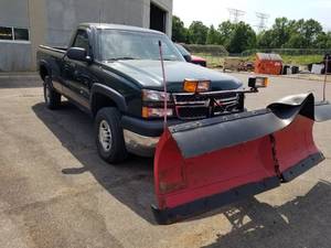 lot 325 image: 2005 Chevrolet 2500HD Silverado 2 Door Regular Cab Work Truck with The Boss V Snowplow and Eagle Lift Tailgate Lift