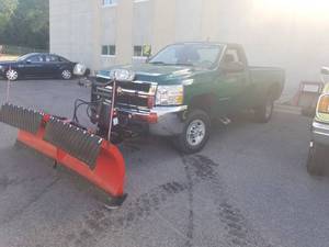 lot 326 image: 2009 Chevrolet 2500HD Silverado 2 Door Regular Cab Work Truck with The Boss V Snowplow and Eagle Lift Tailgate Lift
