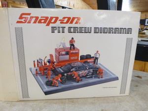lot 66 image: Snap-On Pit Crew Diorama