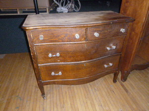 lot 97 image: Vintage 4 Drawer Dresser
