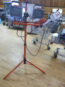 lot 112 image: Utilitech Work Light
