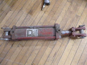 lot 119 image: Prina Hydraulic Cylinder