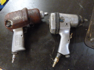 lot 120 image: 2 Air Impact Wrenches