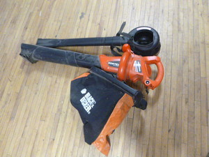 lot 123 image: Black & Decker Leaf Hog BlowerVac