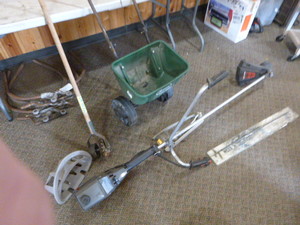 lot 156 image: Lawn Care Items