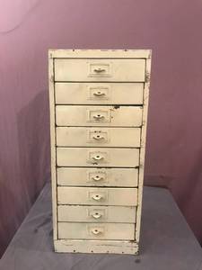 lot 13 image: Metal Storage Cabinet
