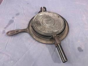 lot 16 image: Vintage KrumbKake Iron