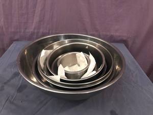 lot 17 image: Mixing Bowls