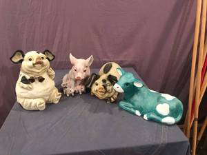lot 35 image: Decorative Pigs & Cow