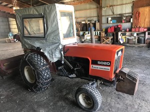 lot 4 image: 5020 Allis-Chalmers Compact Diesel Tractor & Mower Deck
