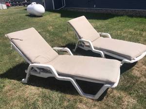 lot 77 image: Pair of Outdoor Recliners