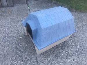 lot 80 image: Dog House