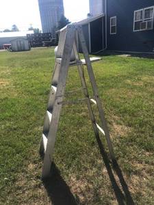 lot 92 image: 5 Aluminum Ladder