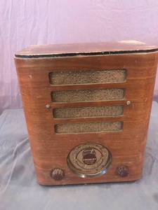 lot 44 image: Vintage Crosley Battery Fiver Radio