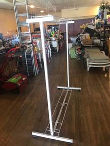 lot 101 image: Clothes Rack