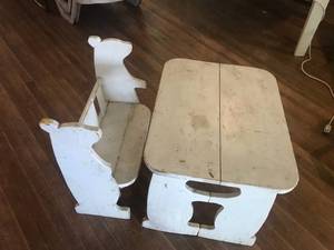 lot 103 image: Kids Bear Theme Table & Bench
