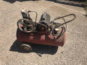 lot 107 image: Air Compressor