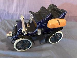 lot 7 image: Amaretto 1903 Cadillac Decanter
